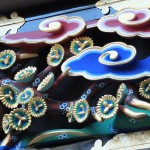 Verspielte und bunte Schnitzereien im Detail